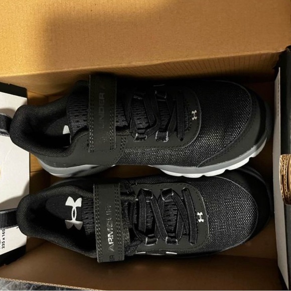 Under Armour Size 1, Boys - Picture 3 of 3